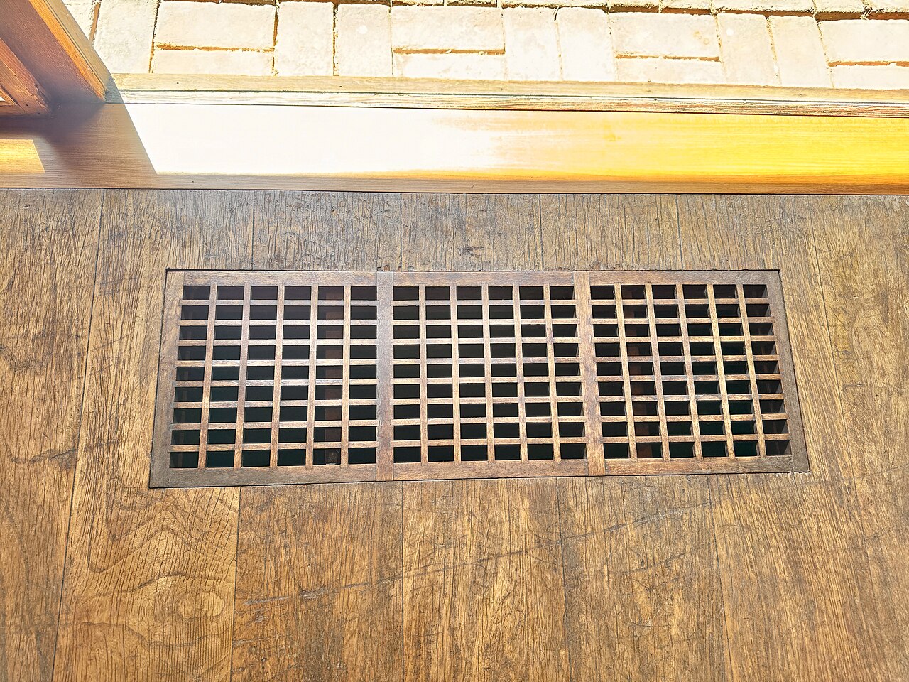 Hallway wall vent cover
